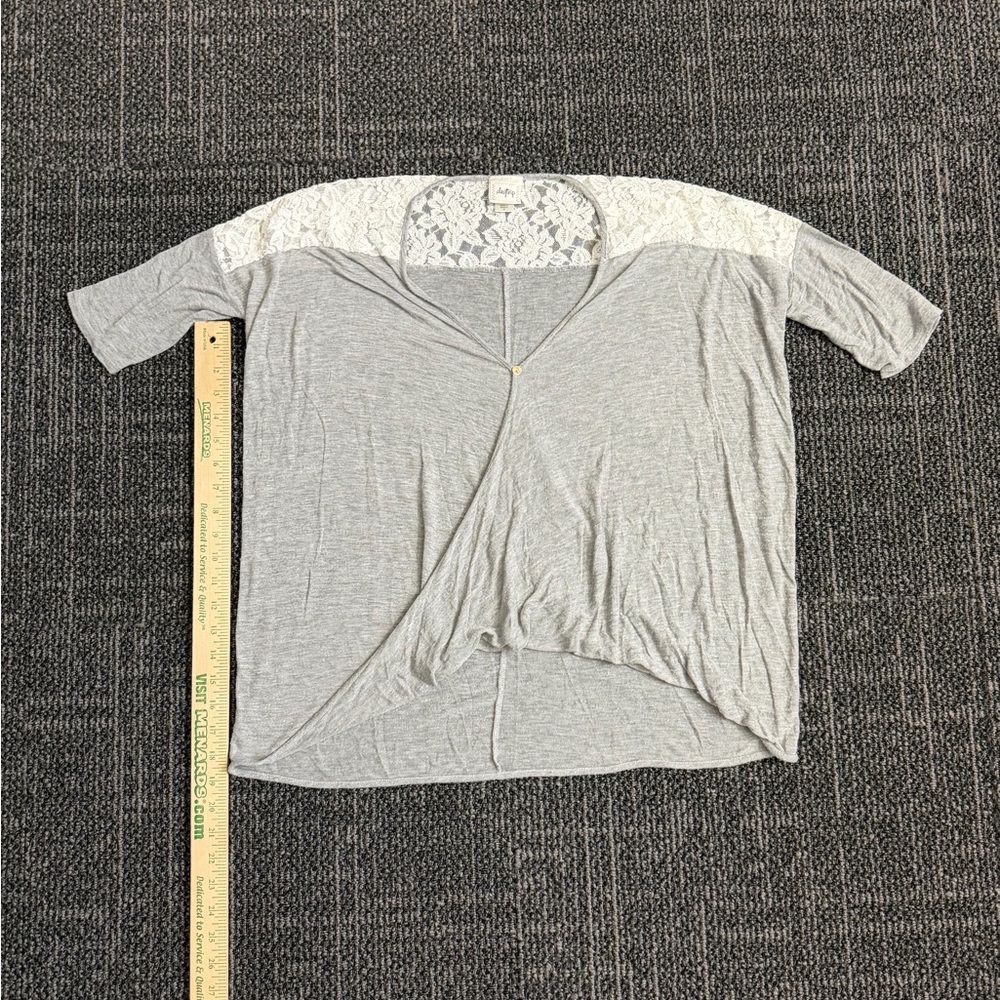 Daytrip Short Sleeve Knit Top Gray V-Neck Size S Lace Details